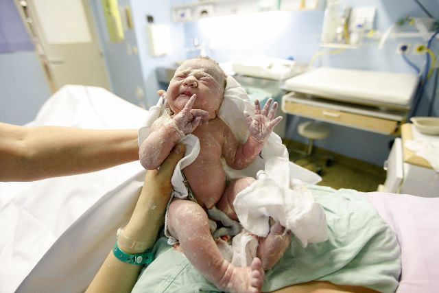 Kobieta po udarze urodziła dziewczynkę