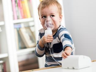 dzieci chore na mukowiscydozę muszą udrażniać drogi oddechowe min