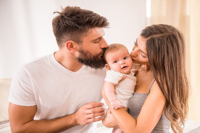 Ciężarna, matka karmiąca i niemowlak przy wigilijnym stole